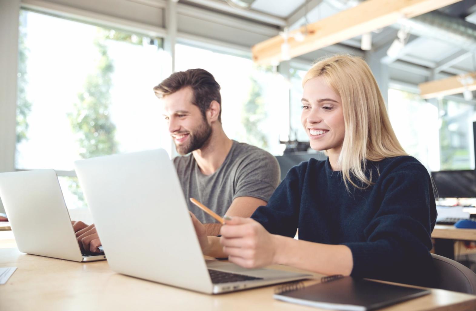Session de travail en groupe sur analyse budgétaire